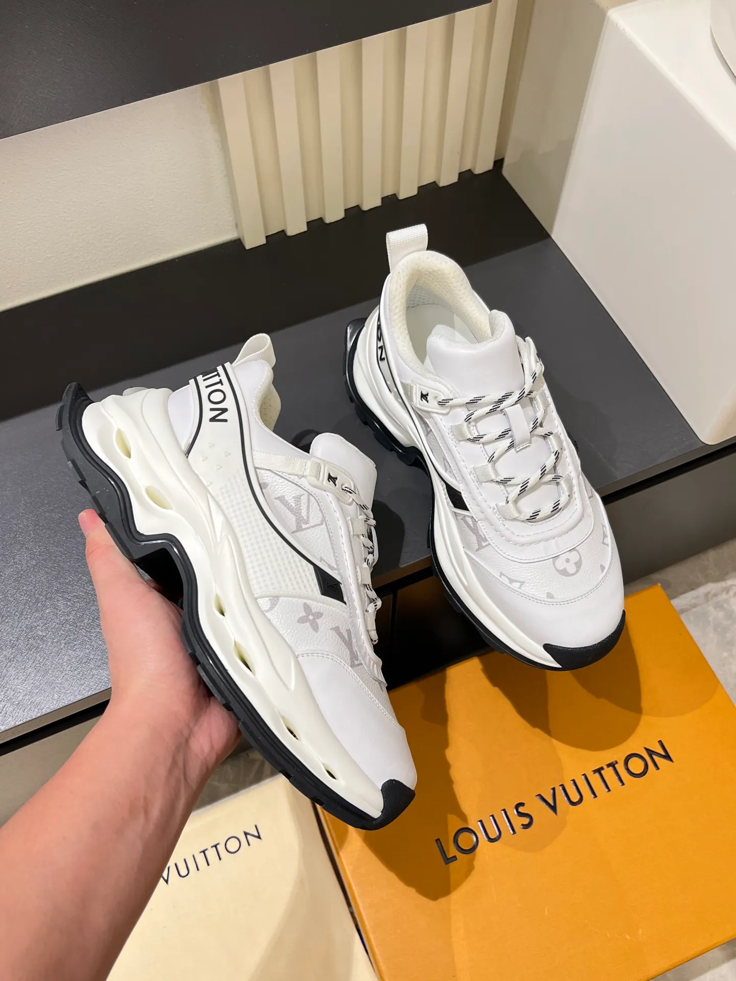 p600 "LOUI* VUITTO*" popular men's casual shoes, genuine development in Italy 💯Purchasing level quality ✔️The upper is made of first-layer cowhide, comfortable and soft sheepskin feet ⚡️ Fashionable and versatile, the toe last shape is firm and full, the soles are made from original LV molds and can be freely entered and exited the counter. Light and comfortable on the feet~Purely handmade, details determine quality! Size:39-44!